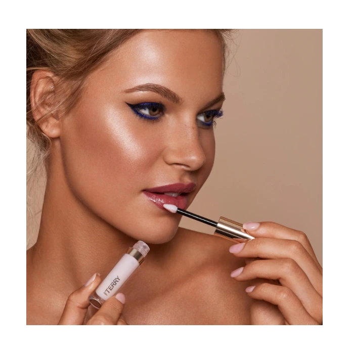 بالم لب مایع رز بای تری (Baume de Rose Liquid Lip Balm) با آبرسانی و رایحه گل رز برای لبهایی نرم و درخشان.