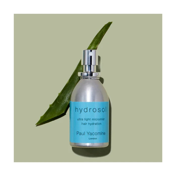 میست موی رطوبترسان پائول یاکومین (PAUL YACOMINE HYDROSOL MICRO-MIST HAIR HYDRATOR) مناسب برای احیای موهای خشک و آسیبدیده با بافتی سبک و مغذی.