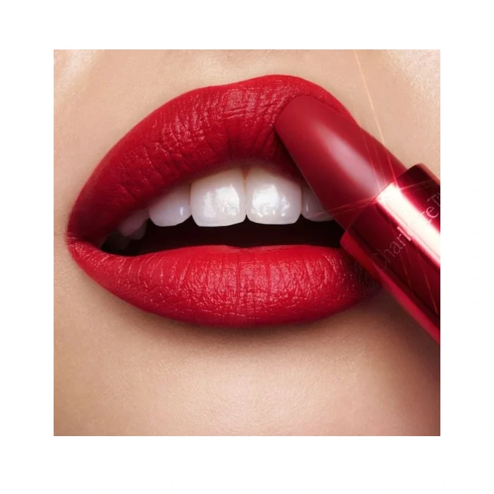 رژلب مات قرمز با تن آبی پیزاز شارلوت تیلبری (Charlotte Tilbury Pizzazz: Blue-toned Red Matte Lipstick) - تصویر 3