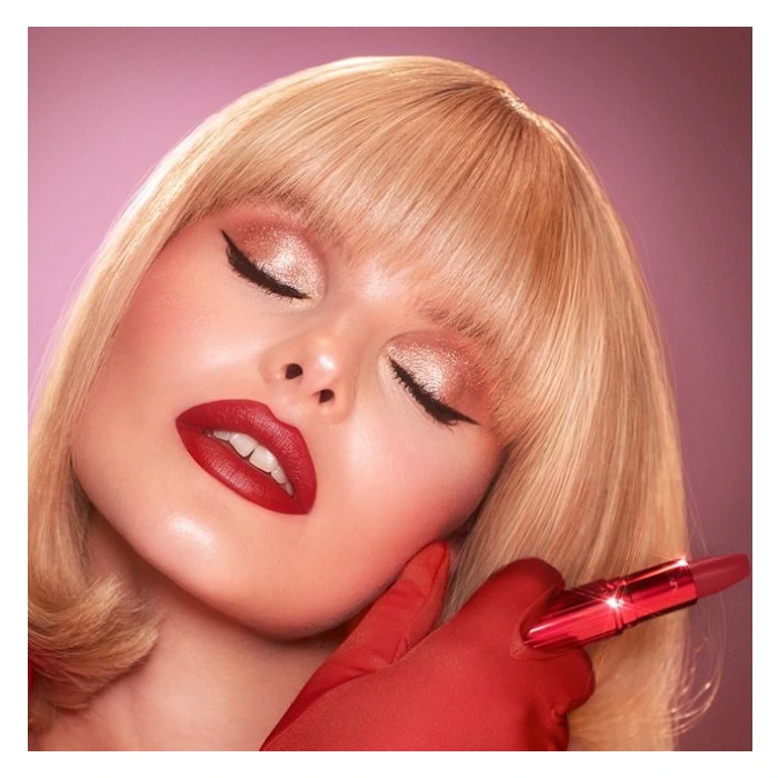 رژلب مات قرمز با تن آبی پیزاز شارلوت تیلبری (Charlotte Tilbury Pizzazz: Blue-toned Red Matte Lipstick) - تصویر 2