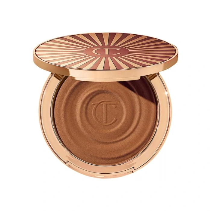 برانزر کرمی شارلوت تیلبری مدل Beautiful Skin Sun-Kissed Glow – بافت کرمی، جلوه طبیعی آفتاب‌خورده، مناسب کانتور صورت و گردن.